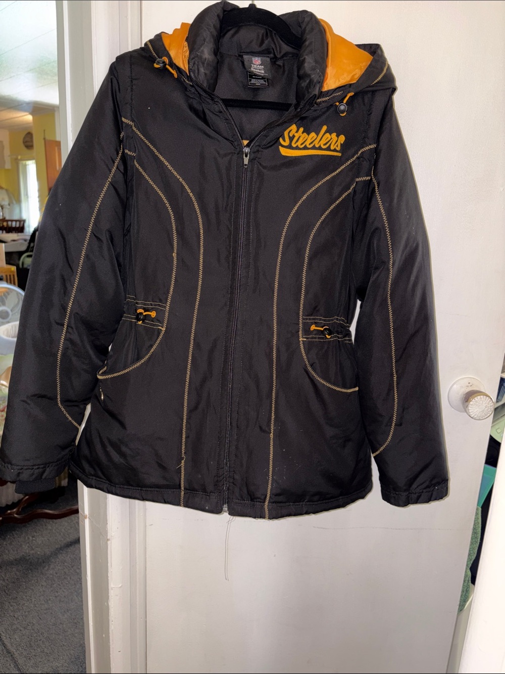 Official Steelers women’s Black & Gold Hooded Puffer Jacket